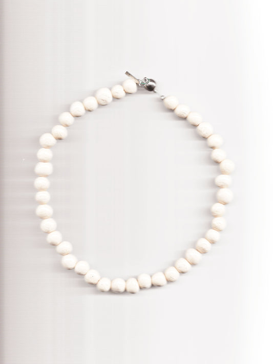 Collares de cerámica color blanco "Refugi" de Alaire. Joyas artesanales Barcelona.