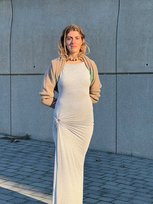 Mujer con el "Ash Dress" de la marca de ropa de Barcelona Alaire de inspiración mediterranea