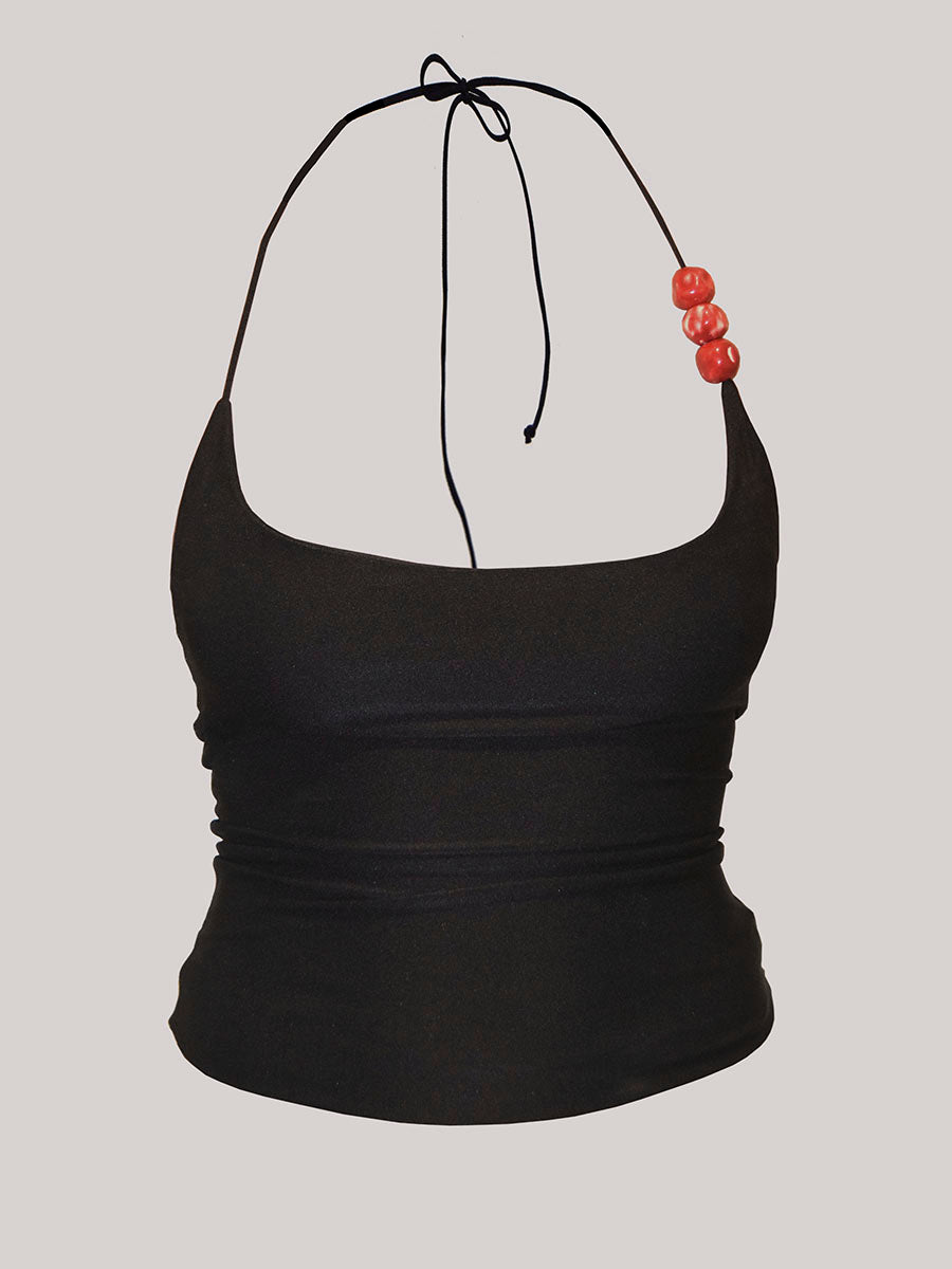 Foto de la camiseta de tirantes negra "El juego" de Alaire, hecha en Barcelona