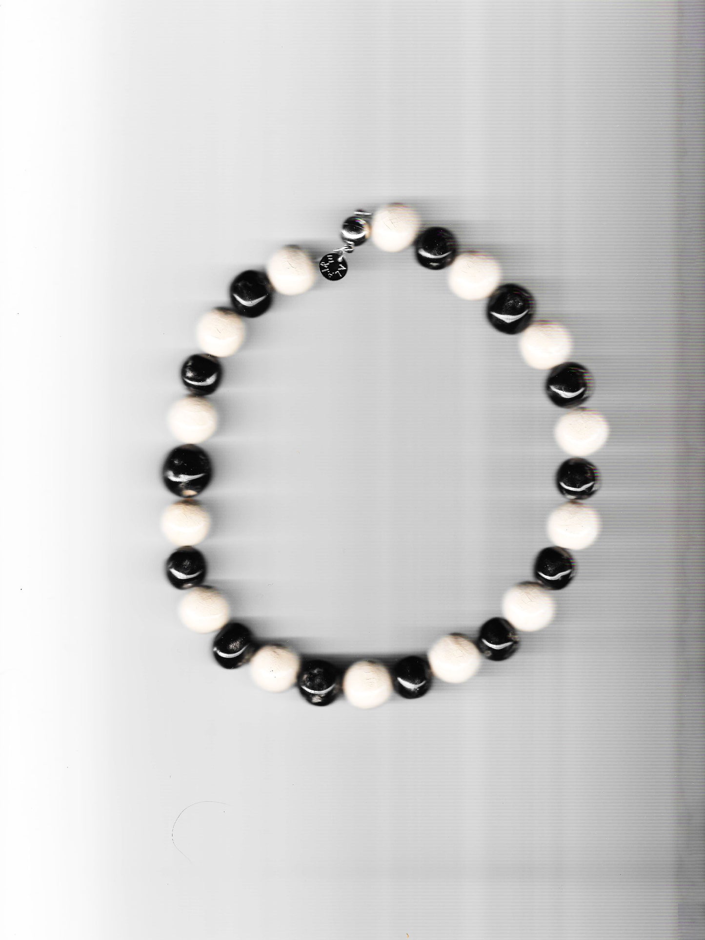 Collares de cerámica con cuentas blancas y marrones "Tierra Ferma" de Alaire. Joyas artesanales.