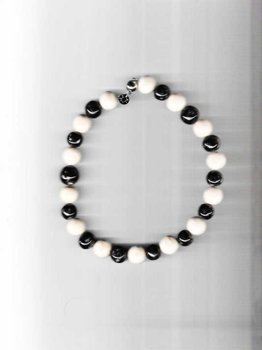 Collares de cerámica con cuentas blancas y marrones "Tierra Ferma" de Alaire. Joyas artesanales.