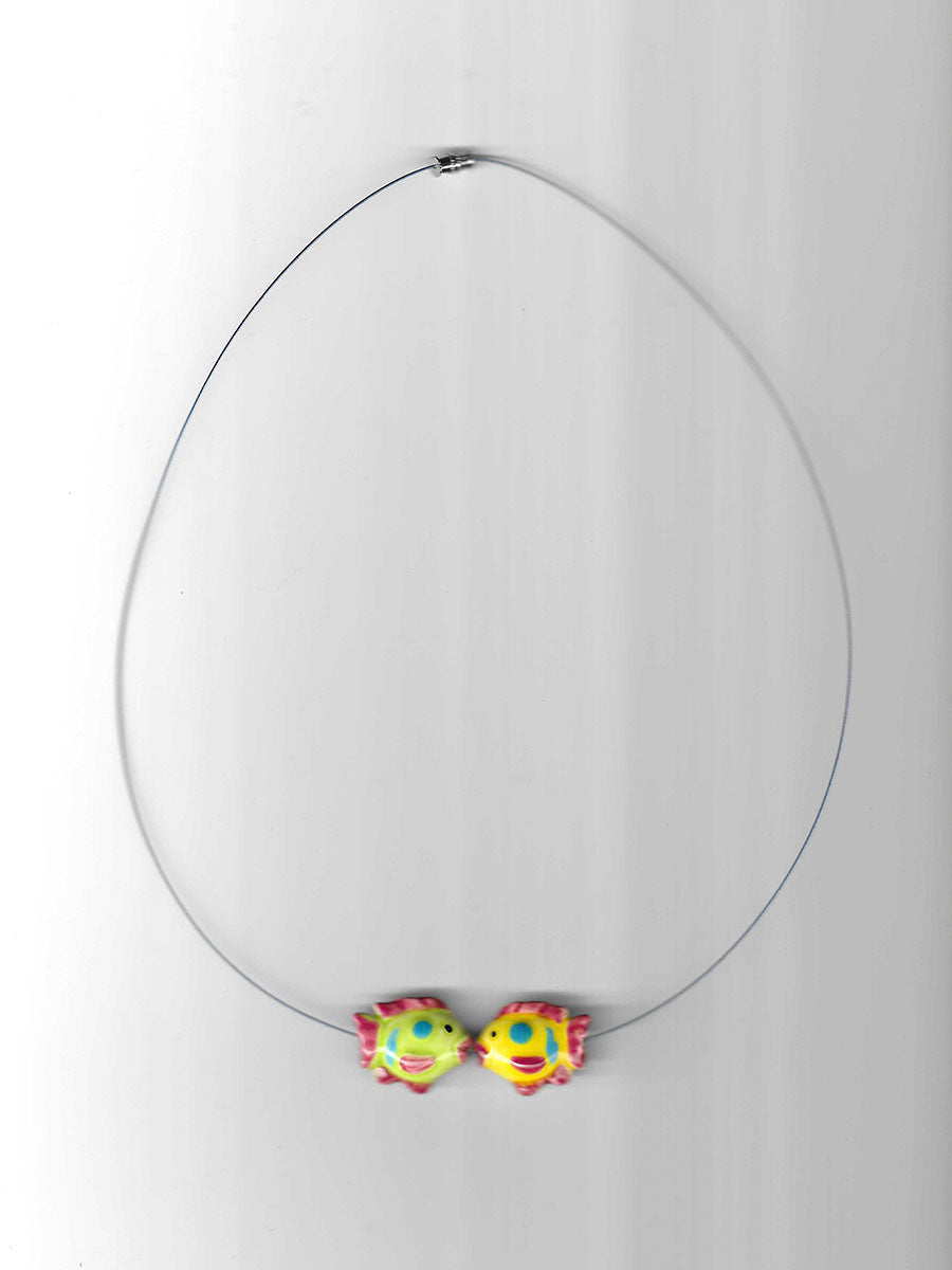 Collar pececitos besandose "Cumbuco" de Alaire, joyería ceramica contemporanea mediterranea