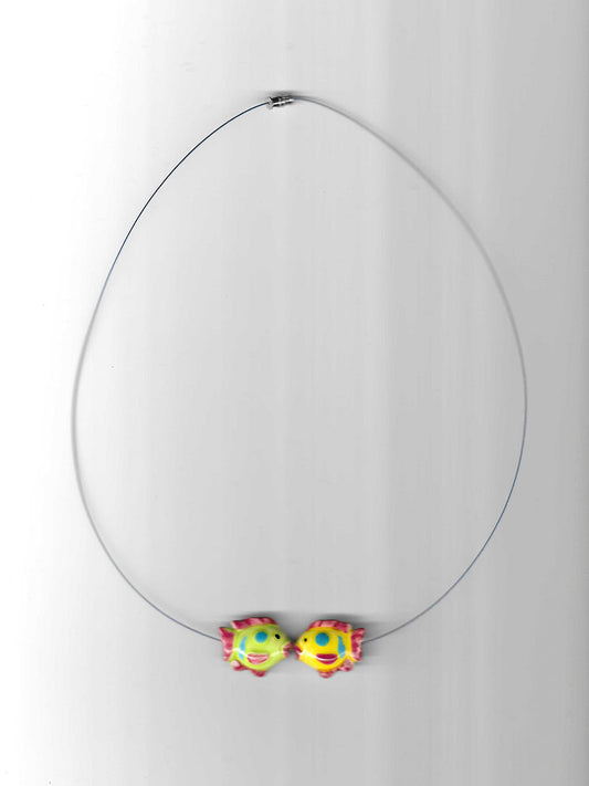 Collar pececitos besandose "Cumbuco" de Alaire, joyería ceramica contemporanea mediterranea