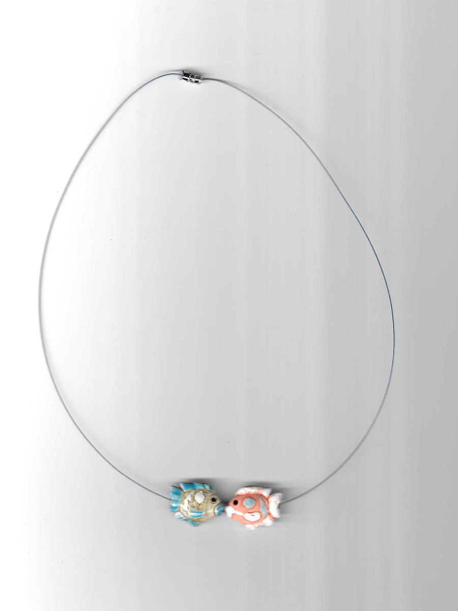 Collar pececitos besandose "Isla de sal" de Alaire, joyería ceramica contemporanea mediterranea