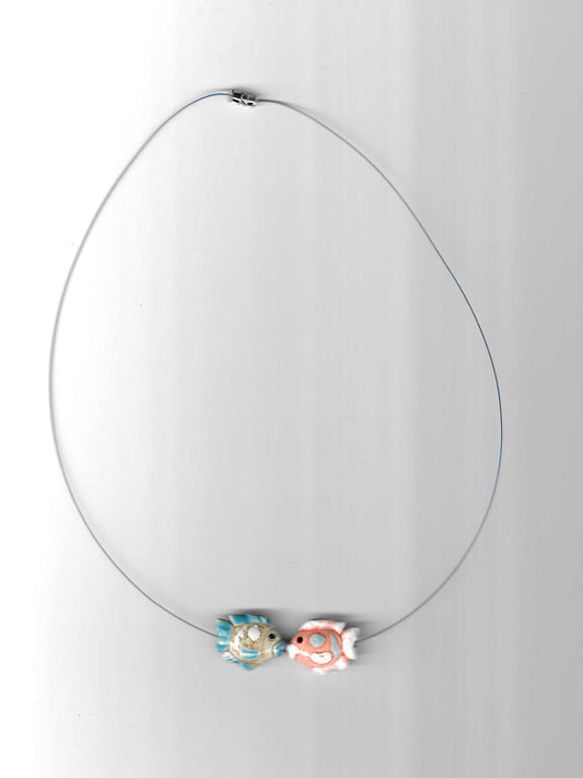 Collar pececitos besandose "Isla de sal" de Alaire, joyería ceramica contemporanea mediterranea