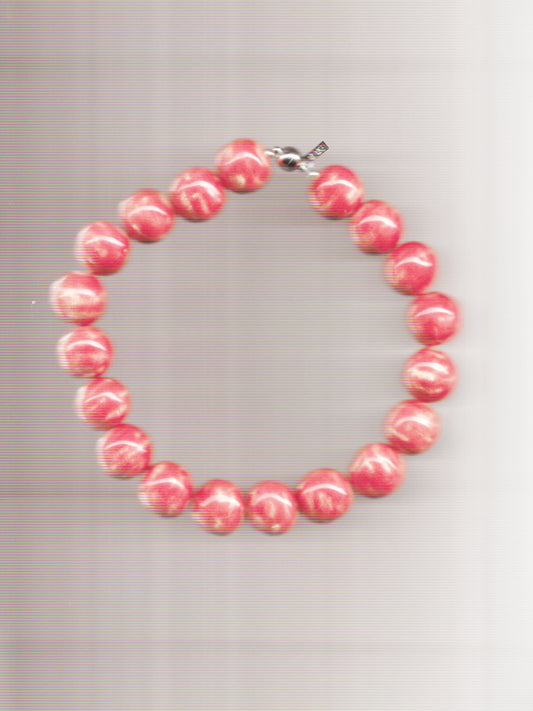 Collares de cerámica color rosa "La reunión" de Alaire. Joyas artesanales hechas en Barcelona