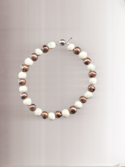 Collares de cerámica con cuentas blancas y marrones "Tierra Ferma" de Alaire. Joyas hechas a mano.